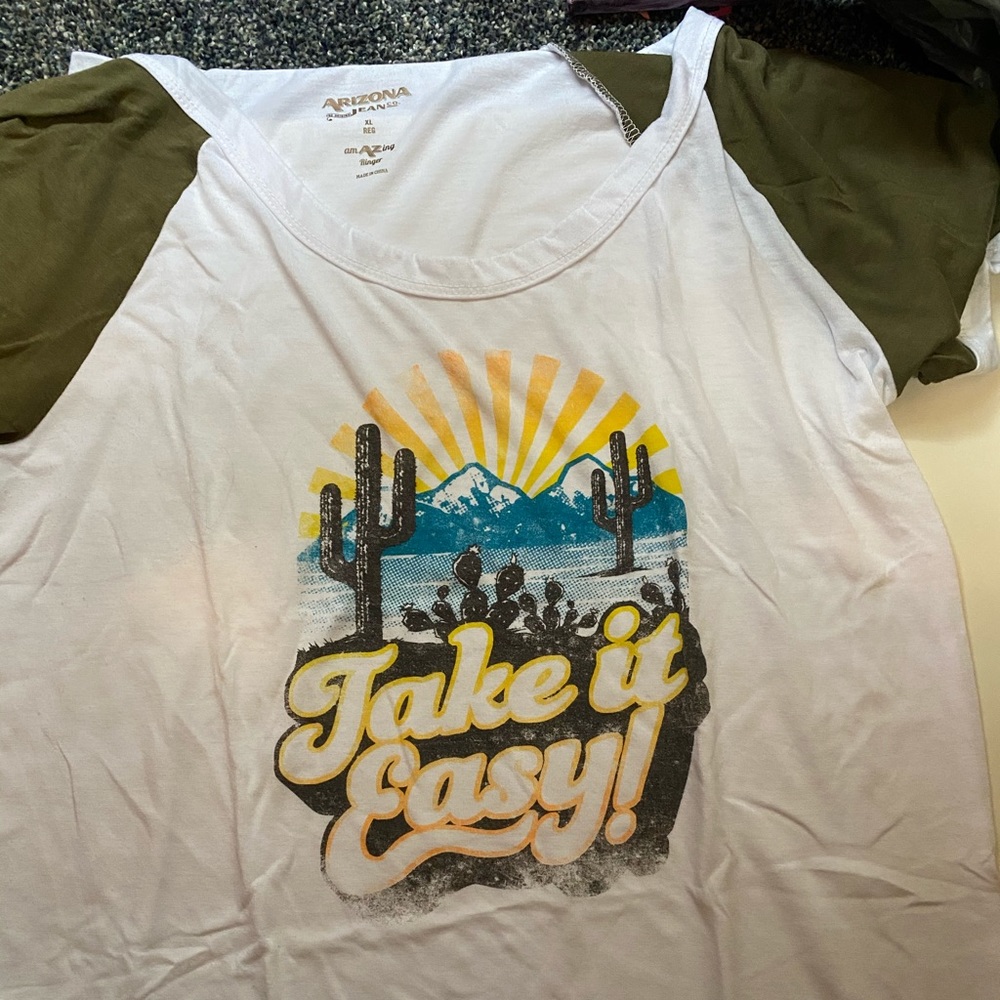 Short sleeve white and navy green tee
